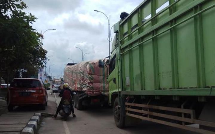 Waspadai Hal-hal Ini, Â Ketika Naik Motor Dekat Kendaraan Besar